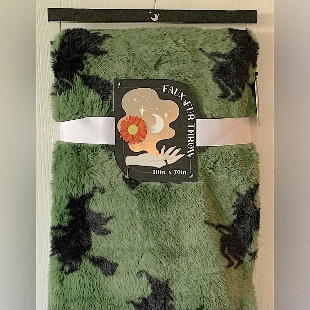 Artisan 34 Flying Wicked Witches Faux Fur Halloween Throw Blanket